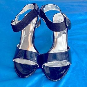 Navy blue heels , size 71/2